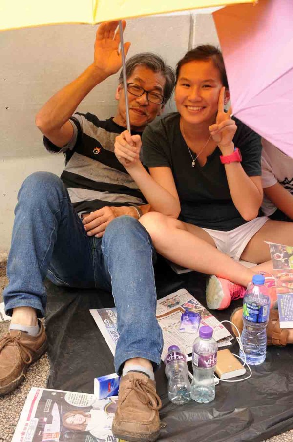 8-Papá-daugher-protesters.-Hong-Kong-Nacional-día.-Foto-by-Steven-Knipp-pequeño1