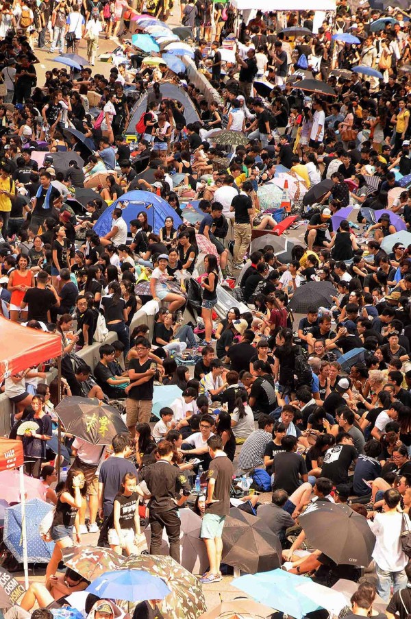 9-Dense-protesta-multitudes-Hong-Kong.-Photo-By-Steven-Knipp.1