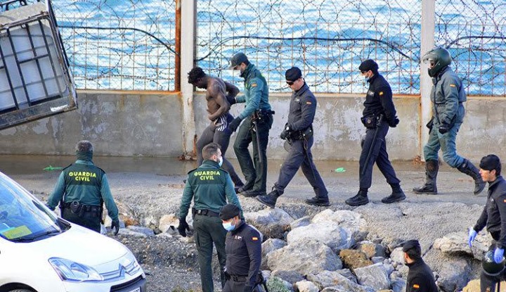 Inmigrante bajado de la valla en Ceuta_ANTONIO SEMPERE