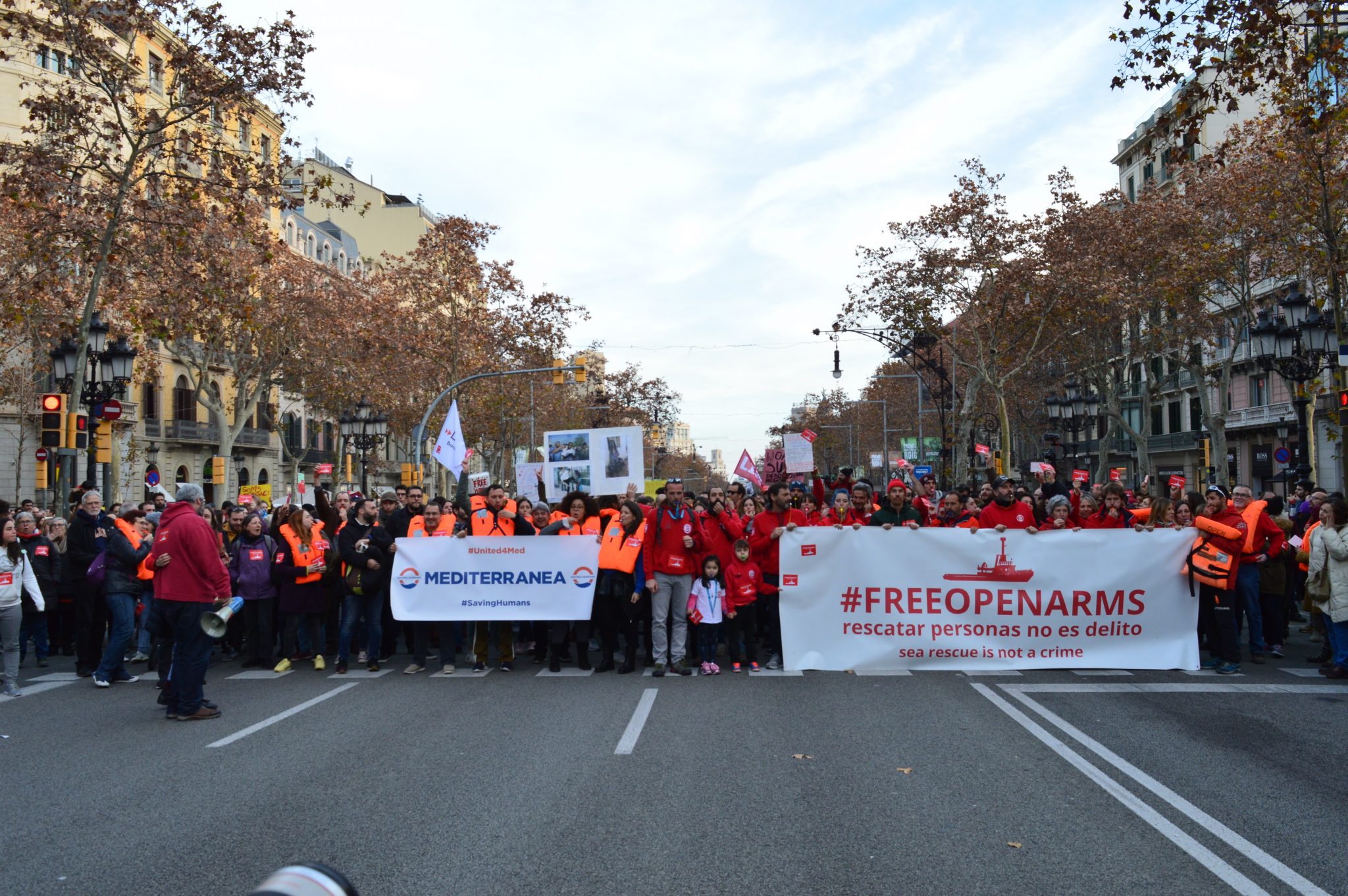 Des centaines de personnes manifestent leur soutien à Open Arms