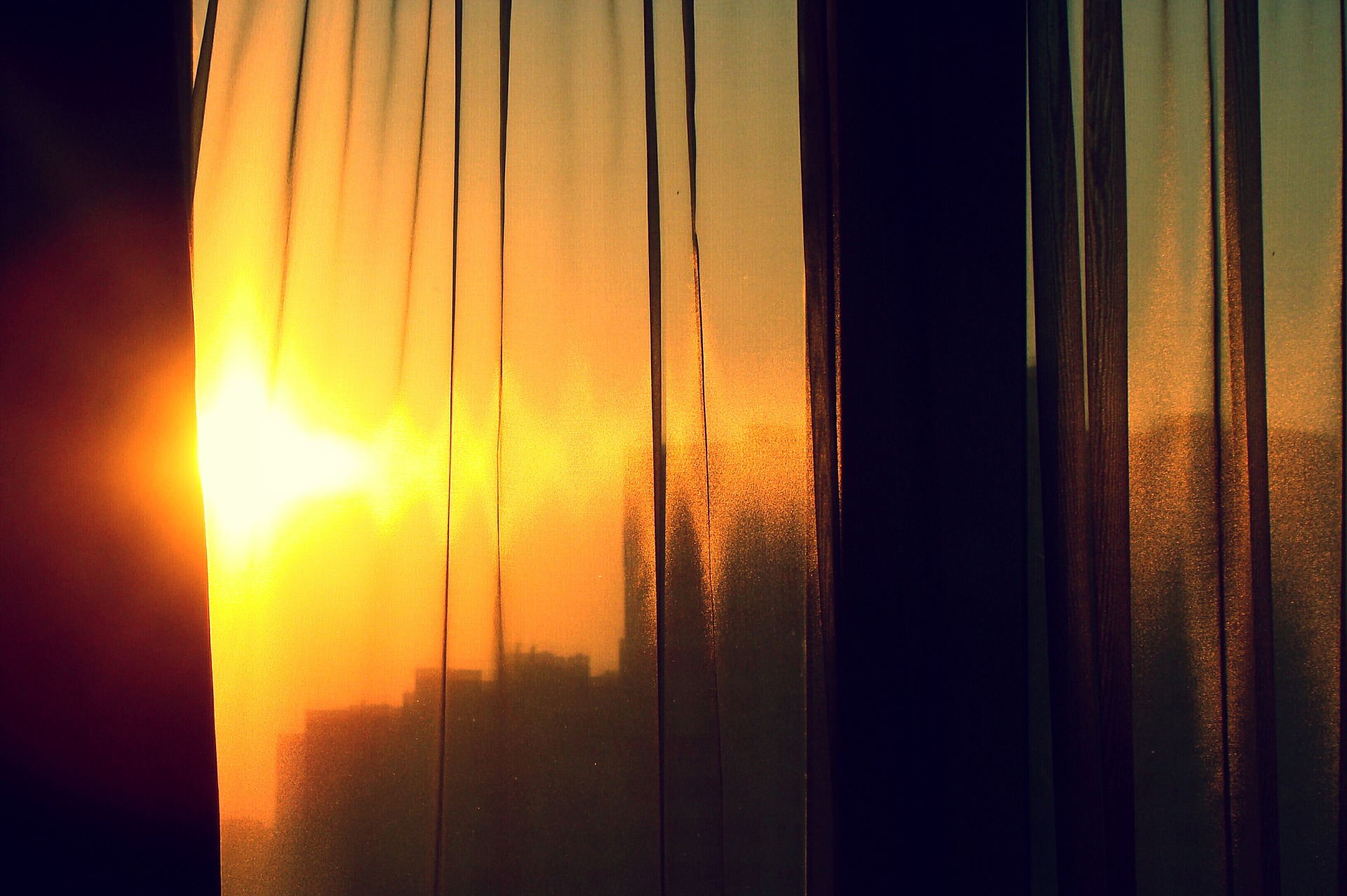 Солнце сквозь шторы
