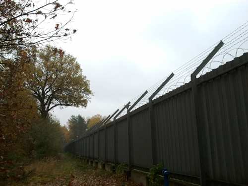 El centro de detención de Lesznowola, en Polonia, es conocido por las malas condiciones de vida que padecen los inmigrantes que lo habitan.