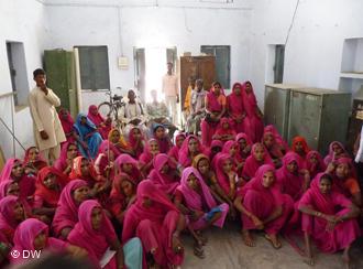 As mulheres membros do Gulabi Gang juntaram-se em Bundelkand para discutir estratégias de defesa dos seus direitos