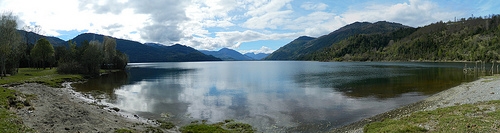 Panorámica del lago Neltume, sagrado para los mapuches de la Región de los Ríos, que sería usado como desembocadura de la central hidroeléctrica homónima