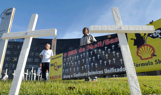 trabalhadores realizaram um protesto em frente ao TST pela indenização a trabalhadores da Basf e da Shell