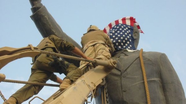 Tropas estadounidenses colocando la bandera de EEUU en una estatua de Sadam Hussein (Bagdad, 9 de abril 2003)