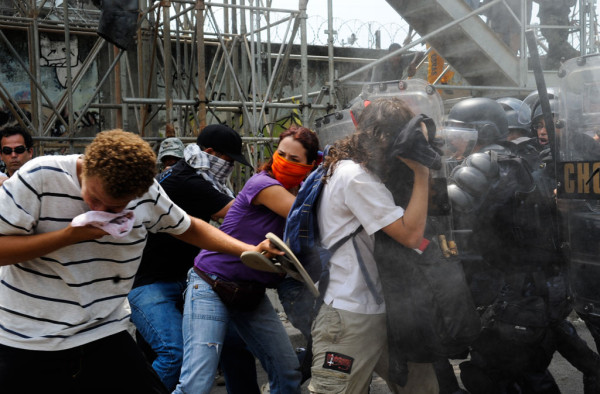 Rio de Janeiro - Manifestantes que acompanhavam, do lado de fora, a saída de indígenas do prédio do antigo Museu do Índio ocuparam a Avenida Radial Oeste - uma das principais e mais movimentadas da cidade. O Batalhão de Choque da Polícia Militar usou bombas de gás lacrimogêneo, spray de pimenta e balas de borracha para conter os manifestantes, que fizeram uma corrente humana no meio da pista e foram retirados à força