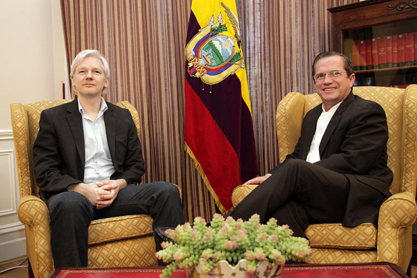 Minister Ricardo Patiño in a meeting with Julian Assange