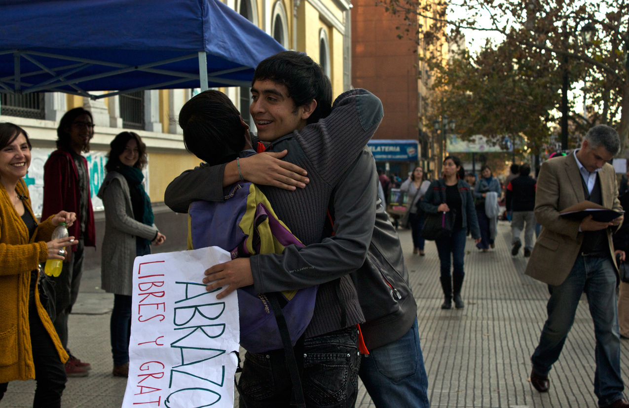 universidad-en-toma-abrazos