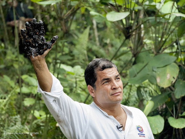 08 Correa muestra la mano sucia de CHEVRON