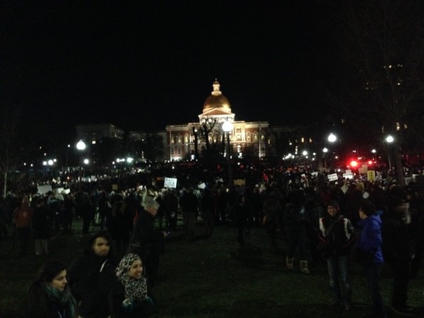 Manifestanti si riuniscono alla State House nel parco di Boston Common. Foto di Ellery Roberts Biddle.