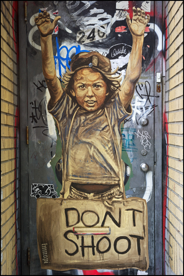 Graffito a Brooklyn, New York a sostegno delle proteste di Ferguson, Missouri. Foto di Damien Derouene su Flickr.