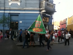 Creatividad de los jóvenes en Marcha contra la Ley Pulpín