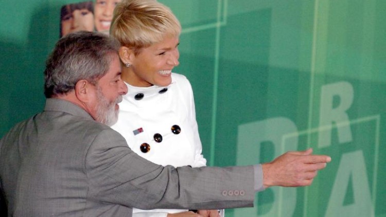 O ex-presidente Luiz Inácio Lula da Silva e a apresentadora Xuxa, durante cerimônia de lançamento da campanha "Não Bata, Eduque!"