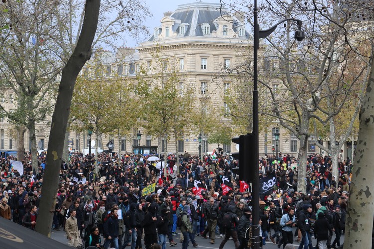 Parigi. Migliaia di scarpe al posto della Marcia per il clima