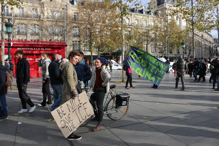 Parigi. Migliaia di scarpe al posto della Marcia per il clima