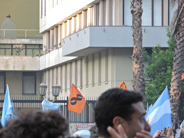 Plaza de Mayo - Bandera Partido Humanista