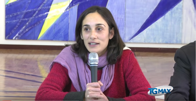 L'attivista Silvia Ferrante, imputata nella causa da 16 milioni di euro indetta da Terna SpA, durante una conferenza stampa. Screenshot tratto da un video dell'emittente regionale Telemax