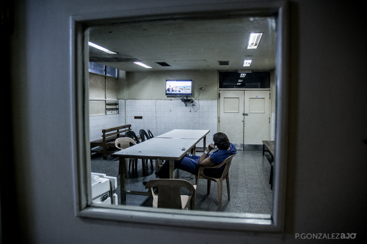 Comedor de los trabajadores de la guardia. El televisor lo compraron entre ellos para poder ver el mundial 2014. El servicio de cable lo pagan entre todos porque donde está el comedor sólo se puede conectar la televisión satelital. El único servicio de cable que la Provincia les paga es el del multimedios La Capital.