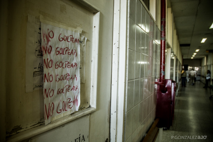 Los médicos son interrumpidos continuamente por la desesperación de los pacientes a los tiempos de espera.