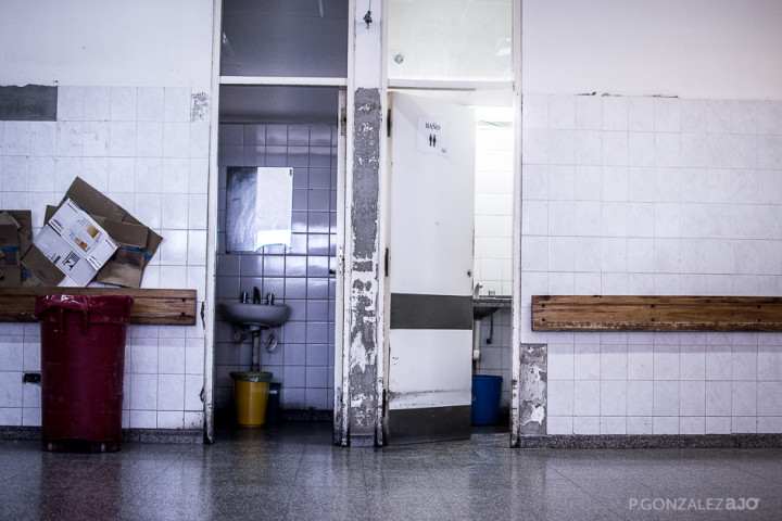 Sólo hay dos baños para todos los pacientes de la guardia.