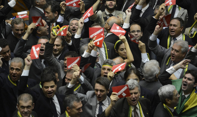 En un clima de algarabía, la Cámara de Diputados aprobó este jueves 17 la comisión que debe determinar si hay elementos para abrir un juicio de destitución a la presidenta de Brasil, Dilma Rousseff. Crédito: Fabio Rodrigues Pozzebom/ Agência Brasil