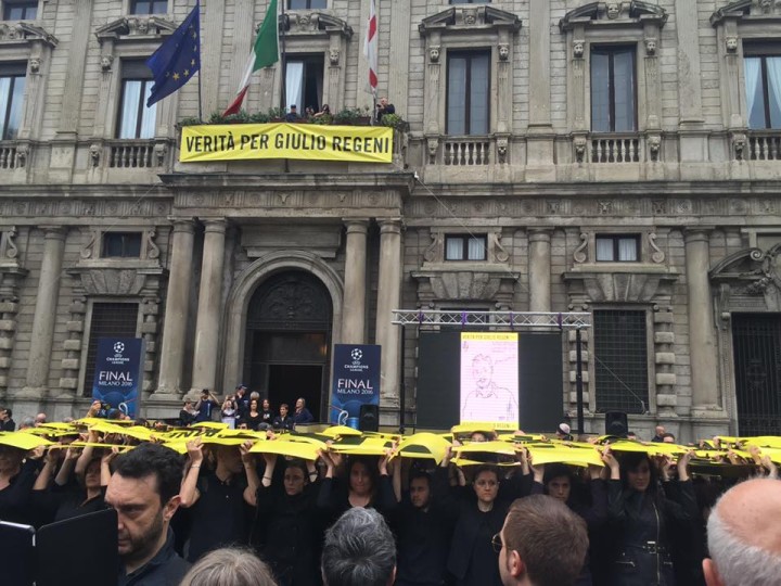 Flash mob e striscione sul balcone gabriella bucci