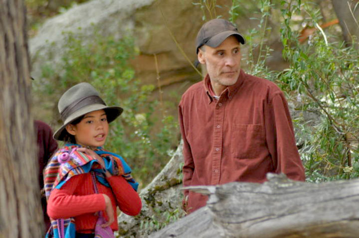 La pequeña Paulina Bazán debuta en el cine, aquí junto al director Manuel Siles. Foto cinencuentro