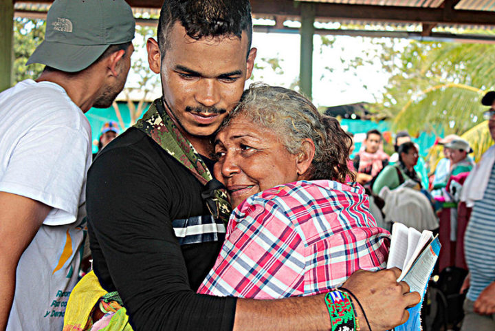 Familiares separados por la guerra se reencuentran. Foto Mariana Ghirello