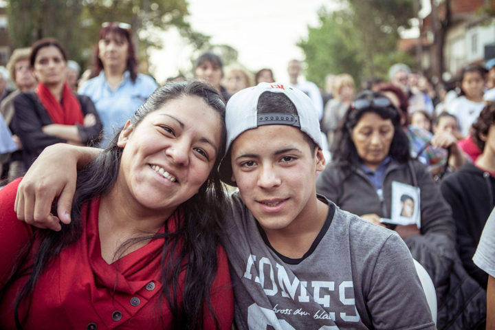 Iván y Ezequiel, los chicos detenidos y torturados por Prefectura en la villa 21, junto a sus madres. Nunca Más violencia institucional./Foto M.A.F.I.A.