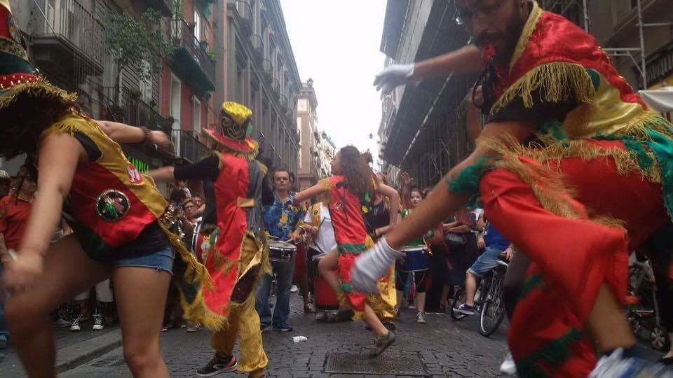 Tamburi e voci celebrano a Napoli la Nonviolenza