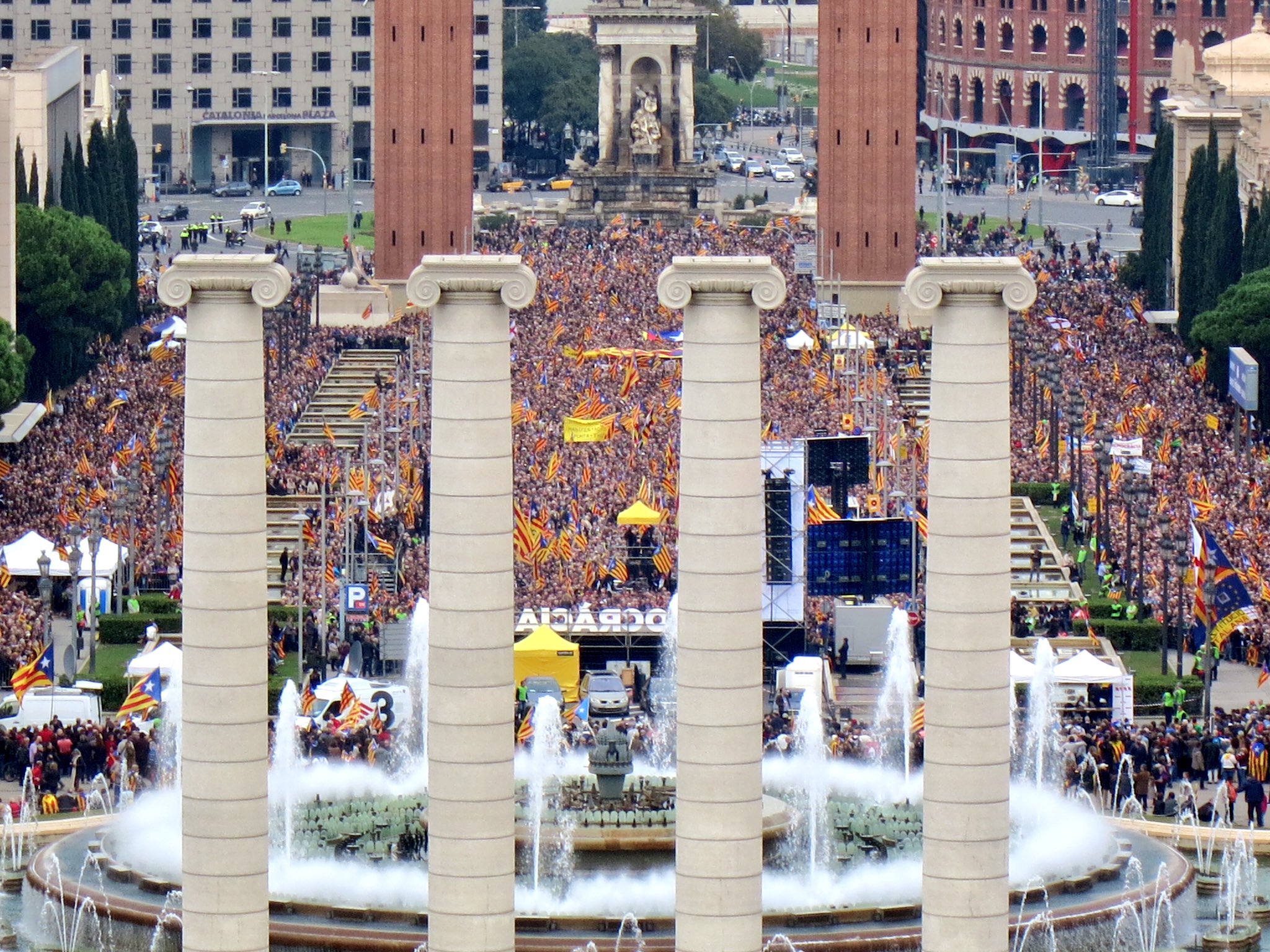 ‘Democracia’ 80,000 gather for Catalan proindependence rally
