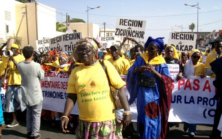 „Hände weg von unserer Erde“ - der Widerstand gegen Landraub, hier im senegalischen Dakar, wird vor allem von Frauen getragen. Bild: Weltfriedensdienst