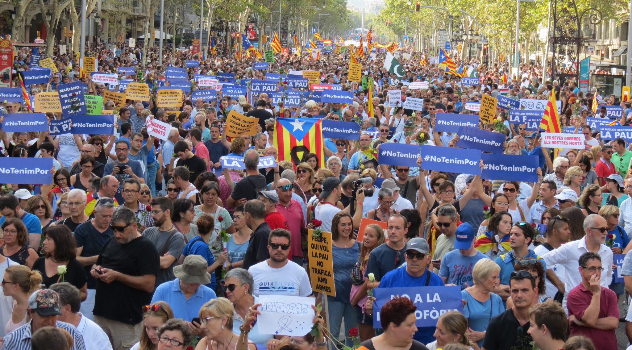 Miles De Personas Se Manifiestan En Barcelona Contra La Violencia