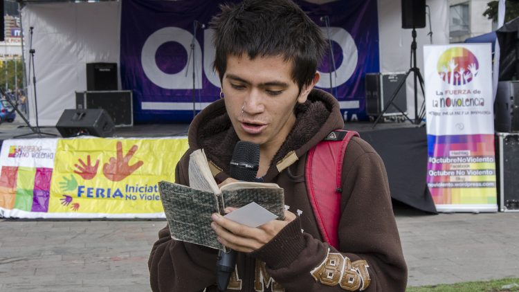 Kevin Sanabria leía poemas durante la feria de iniciativas no-violentas