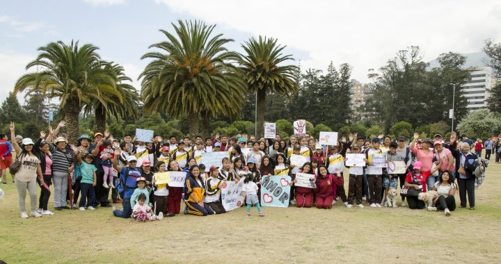 Jóvenes y sus familias durante el acto de apertura de Octubre No Violento