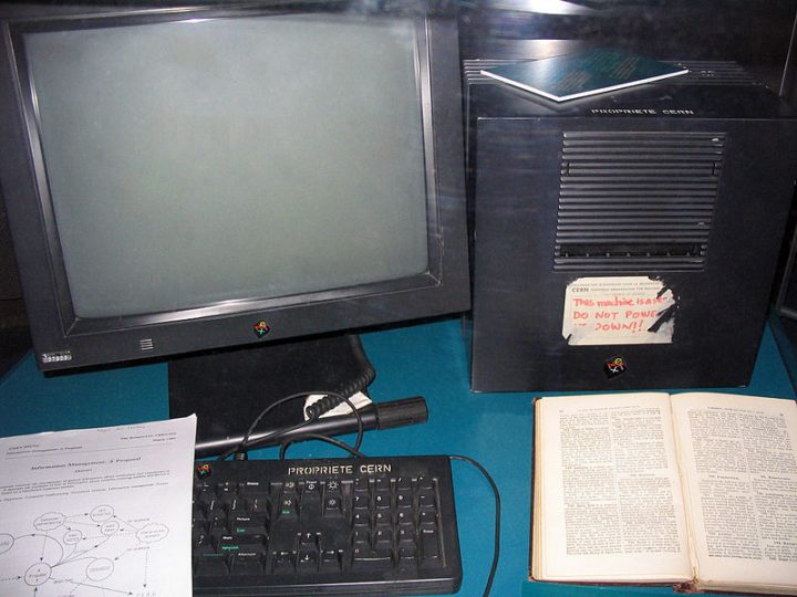 Esta estación de trabajo NeXT (un NeXTcube) fue utilizada por Tim Berners-Lee como el primer servidor web en la World Wide Web. Se muestra aquí como se mostró en el 2005 en Microcosm, el museo de ciencias públicas en CERN (donde Berners-Lee estaba trabajando en 1991 cuando inventó la Web).