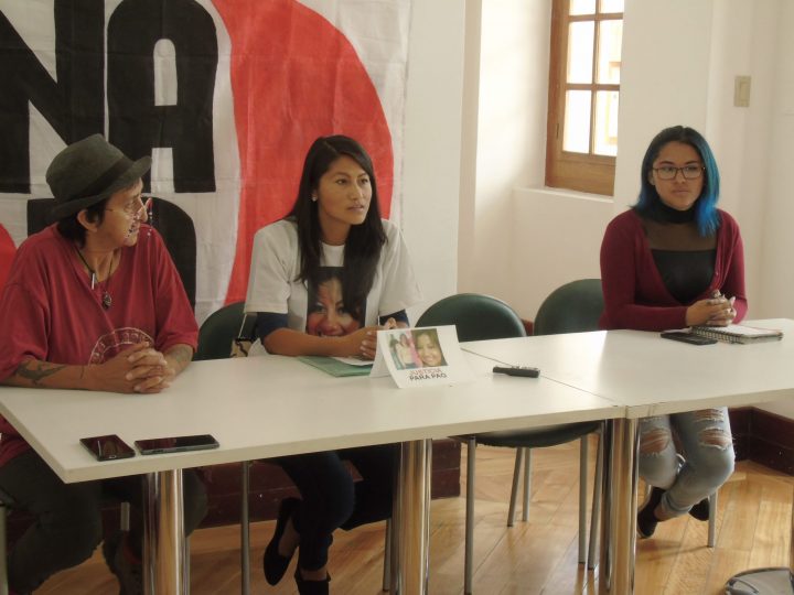 Laura Mayorga, abuela de Paola Mayorga (izq.), Karla Maromenachi, hermana de Paola Maromenachi (centro) y Magali Carpio (der.), miembro del colectivo Luna Roja durante la rueda de prensa.