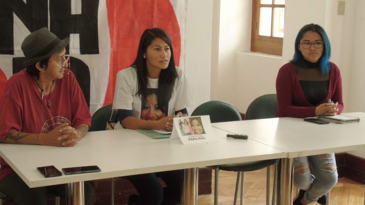 Laura Mayorga, abuela de Paola Mayorga (izq.), Karla Maromenachi, hermana de Paola Maromenachi (centro) y Magali Carpio (der.), miembro del colectivo Luna Roja durante la rueda de prensa.