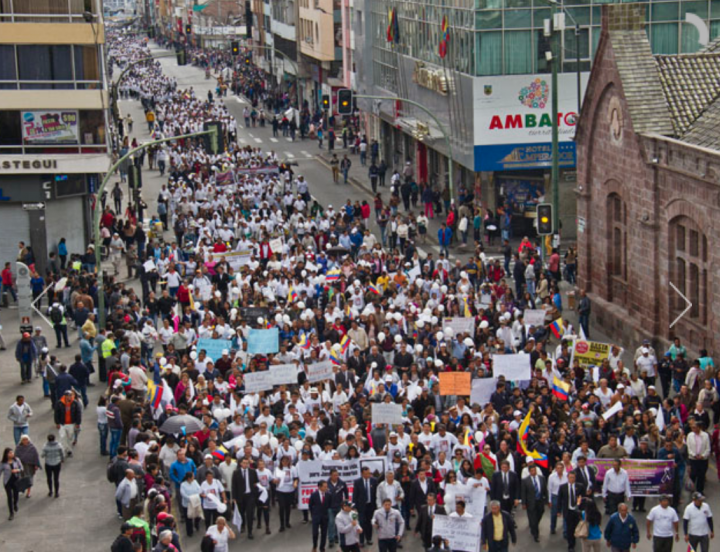 Marcha en Ambato