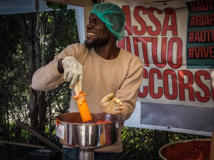SfruttaZero, le projet de sauce tomate qui promeut la sensibilisation, la solidarité et l’espoir