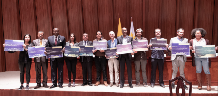 Representantes del sector de medios comunitarios y productores independientes junto al Grupo parlamentario por los derechos de los Pueblos y Nacionalidades.