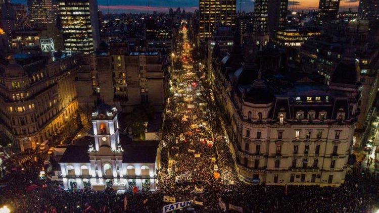 La foule défend l’éducation publique en Argentine