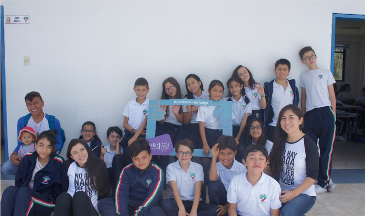 Grupo de jóvenes en el colegio