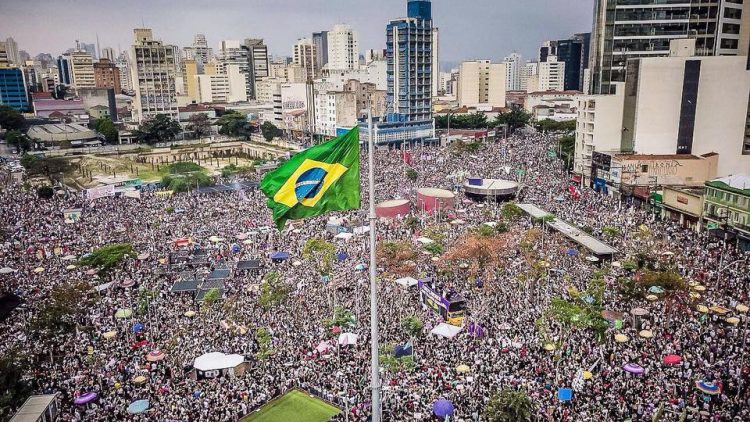 Événement historique des femmes contre le fascisme au Brésil