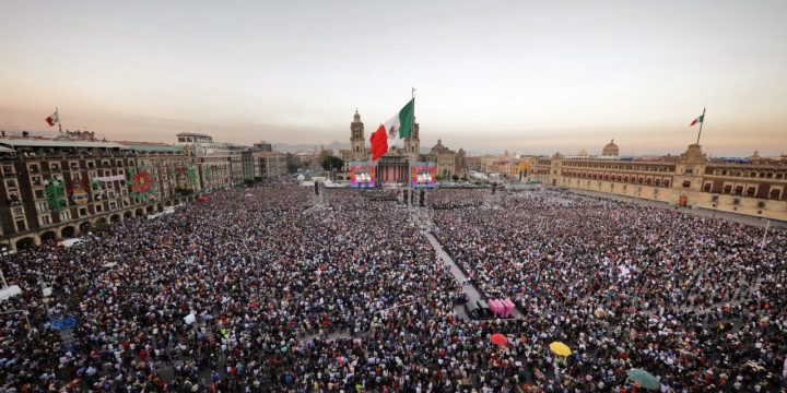 sofá amplificación giro Mexico: López Obrador and a memorable speech in the Zócalo: "With the  people everything, without the people nothing" (Full text)