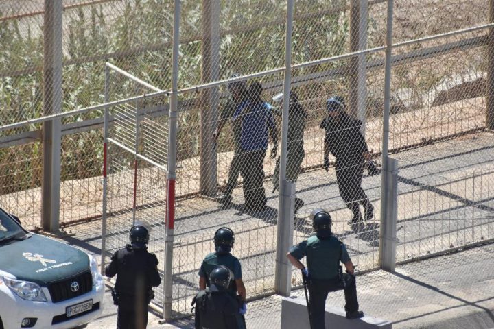 La-policia-marroquí-entra-a-territorio-español-a-por-un-migrante-tras-saltar-la-valla-en-Ceuta