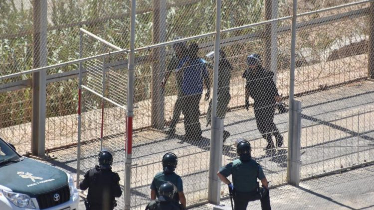 La-policia-marroquí-entra-a-territorio-español-a-por-un-migrante-tras-saltar-la-valla-en-Ceuta