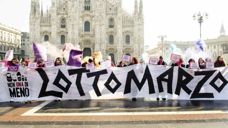Flash mob in vista dell'8 marzo in piazza Duomo a Milano