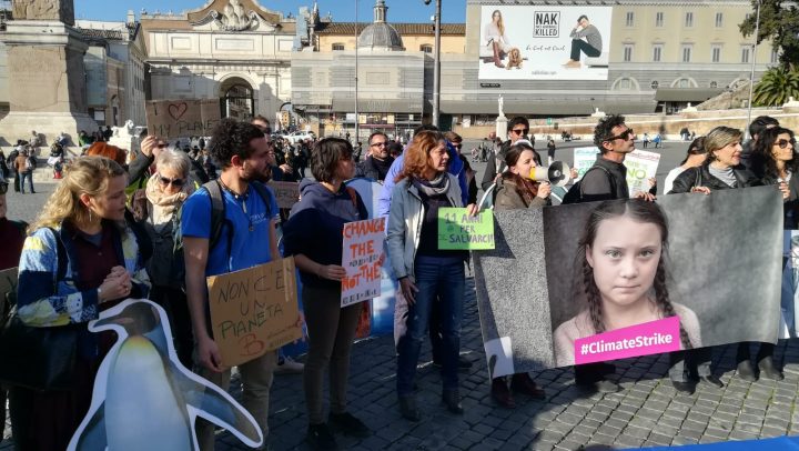 Clima, moltitudine in piazza